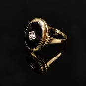 Art Deco Ring, 585/14K Gelbgold (punziert), 4,24g, mittig kleiner Diamant auf ovaler Onyxplatte, Ri