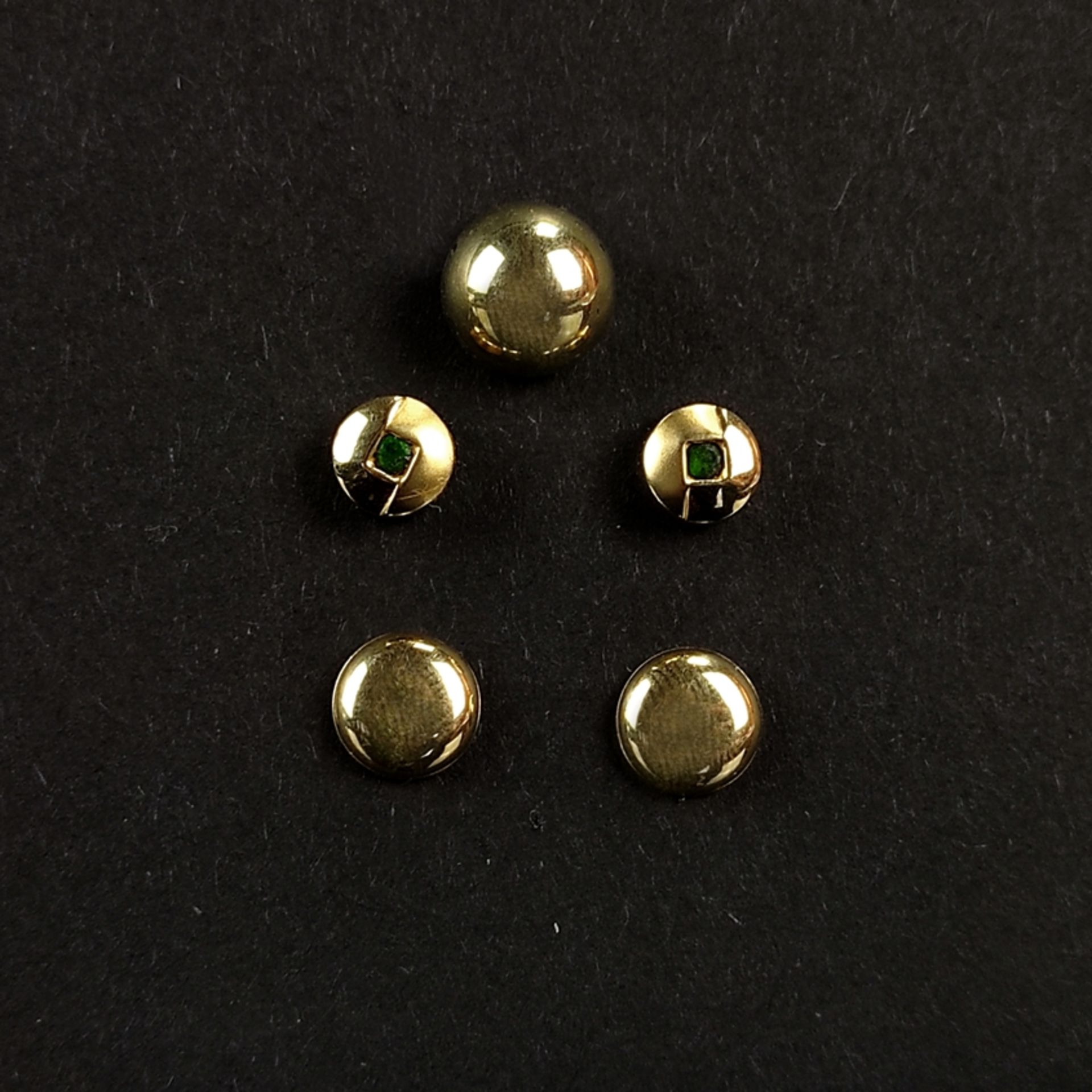 5 earrings / studs, two pairs each, 750/18K yellow gold (tested), 2.88g, one ear nut 750 yellow gol