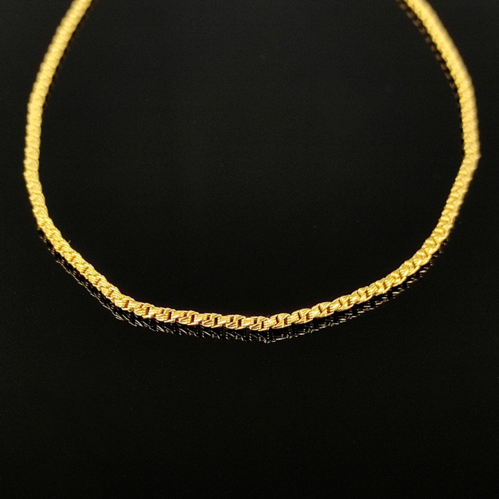 Necklace, 333/8K yellow gold (hallmarked), 6.45g, fancy worked textured round band, lobster clasp, 