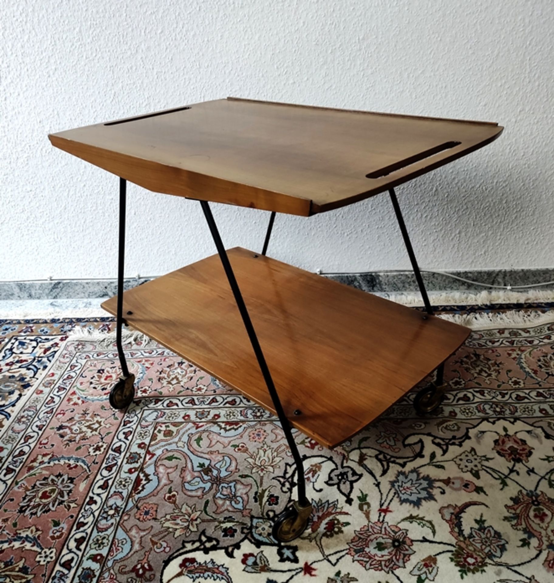 Design-Tisch, 50er/60er, Midcentury-Holztisch auf Rollen mit zwei Ebenen, Tischplatte mit offenen G - Bild 2 aus 2