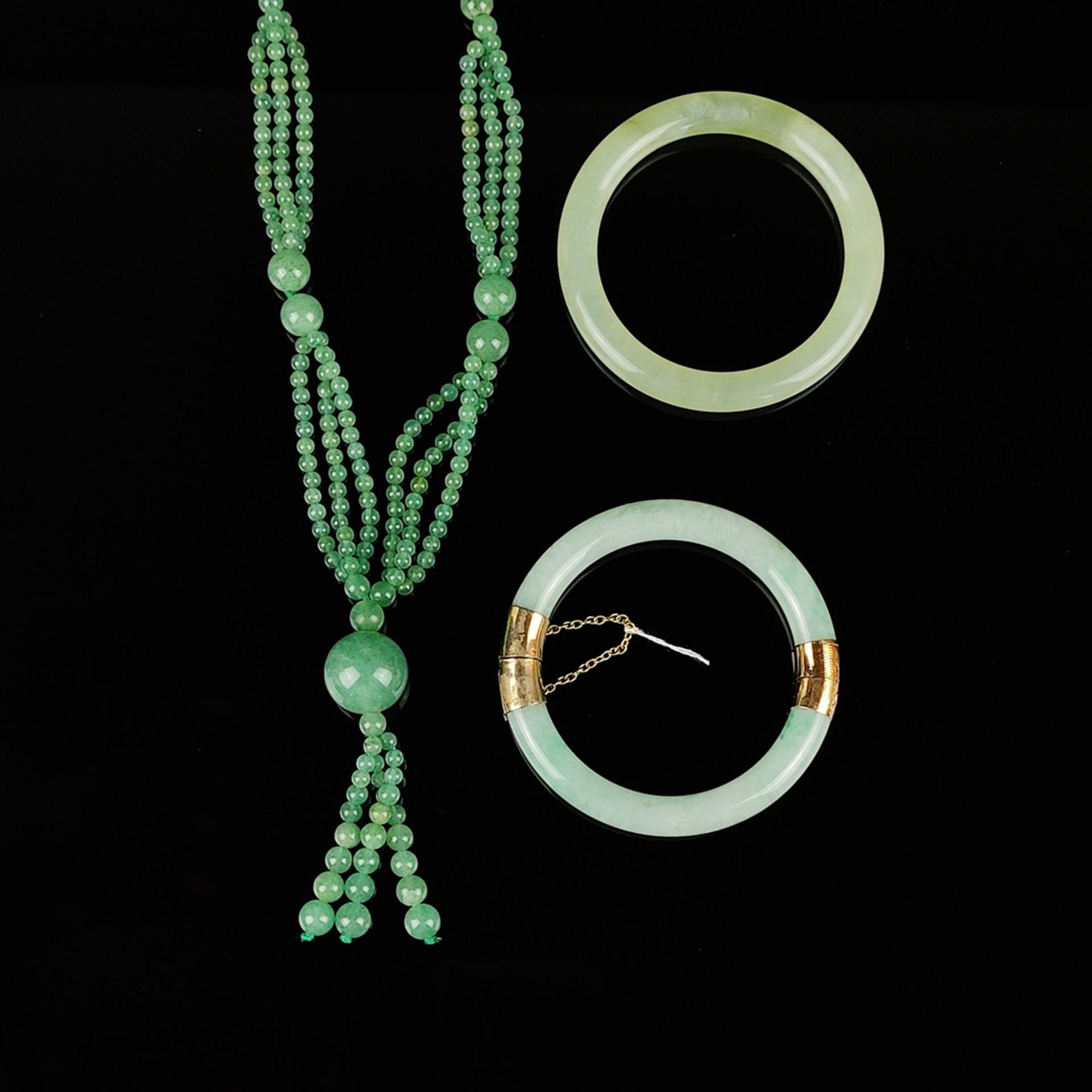 Convolute, 3 pieces, jade, consisting of a bangle with gold-plated clasp and hinge, inner diameter 