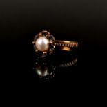 Antique pearl ring, 585/14K yellow gold (hallmarked), 3.42g, flower-shaped pearl in the centre, dia