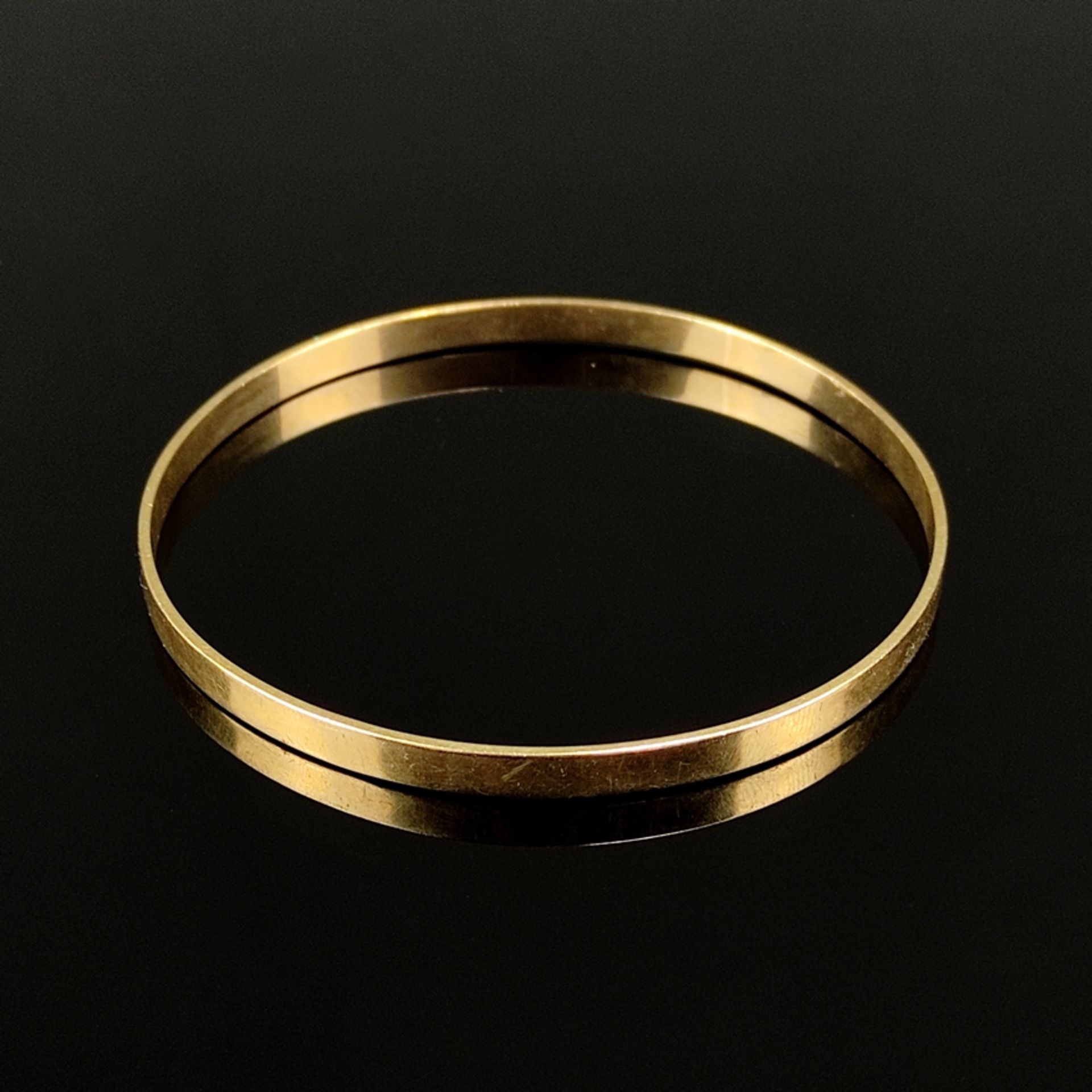 Bangle, 333/8K yellow gold (hallmarked), 11.5g, width 4.4mm and inner diameter 6.5cm