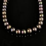Zuchtperlenkette, 585/14K Gelbgold (punziert), Gesamtgewicht 60,7g, gleichmäßig große Perlen von ei