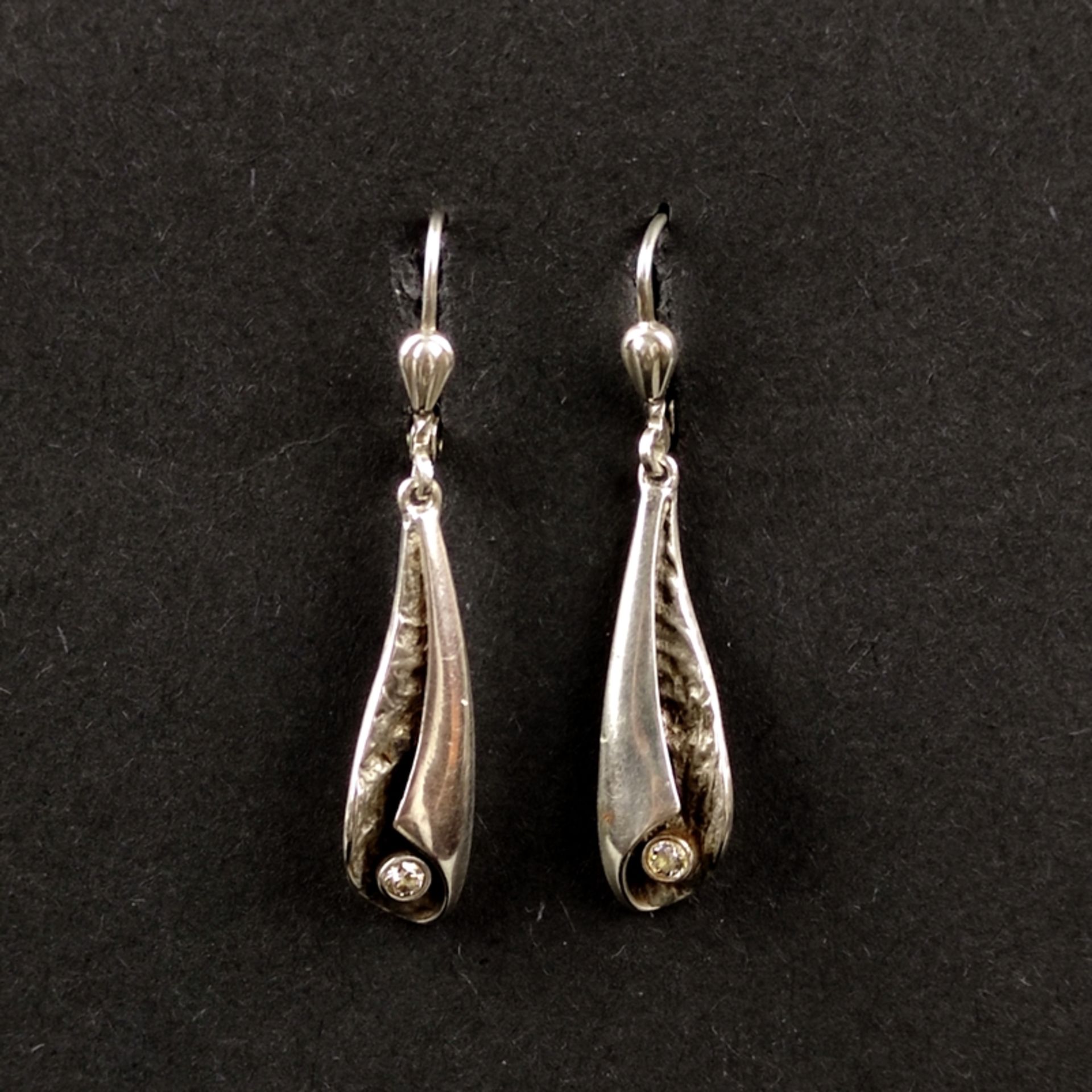 Earrings, silver 925 (hallmarked), 4,3g, earrings with curved suspensions, each set with a round fa