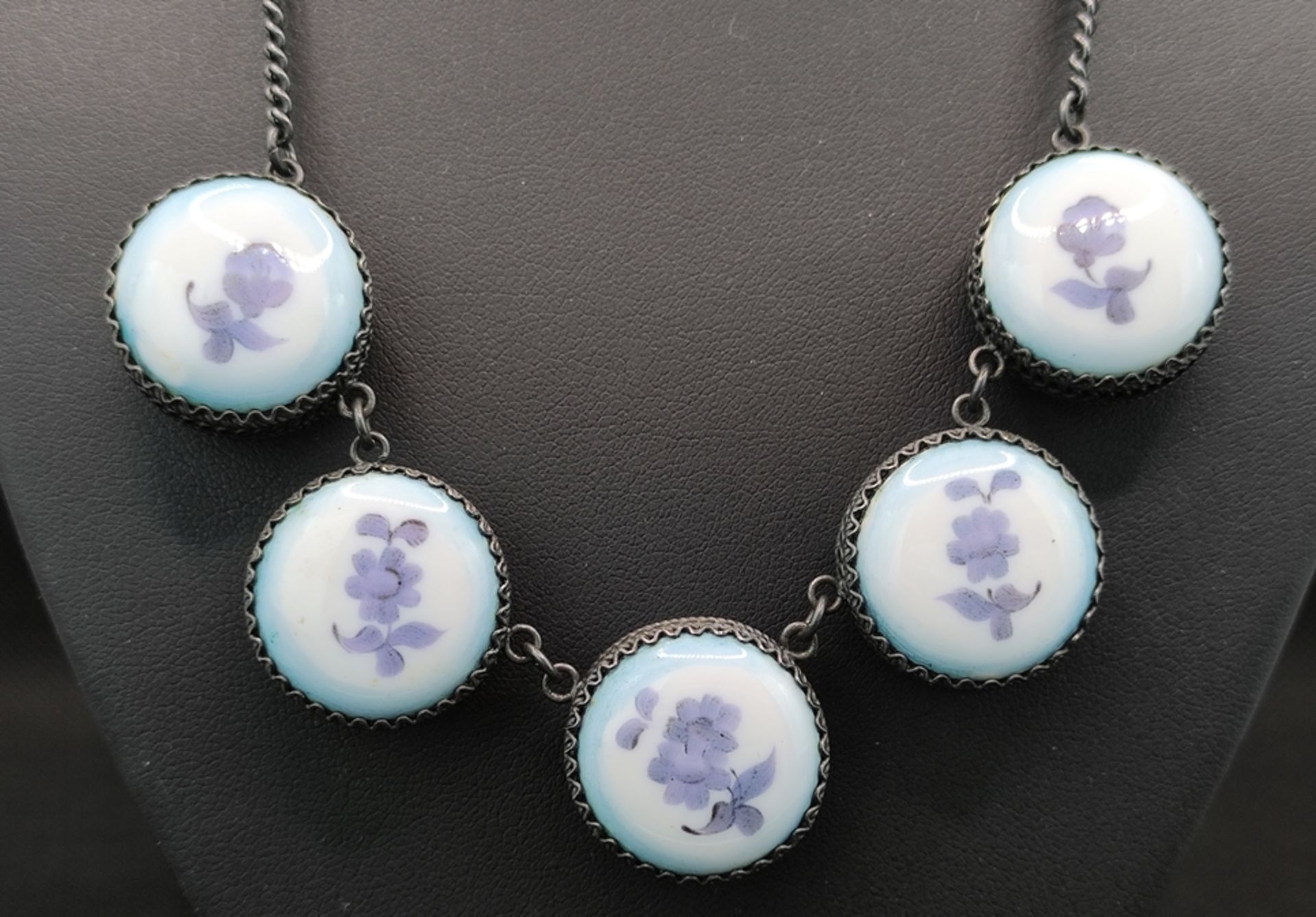 Porcelain necklace, middle part with 5 elements, these are decorated with purple flowers, length 48 - Image 3 of 4