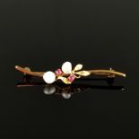 Brooch, 585/14K rose gold (hallmarked), 2,84g, set with two small rubies and two river pearls, leng