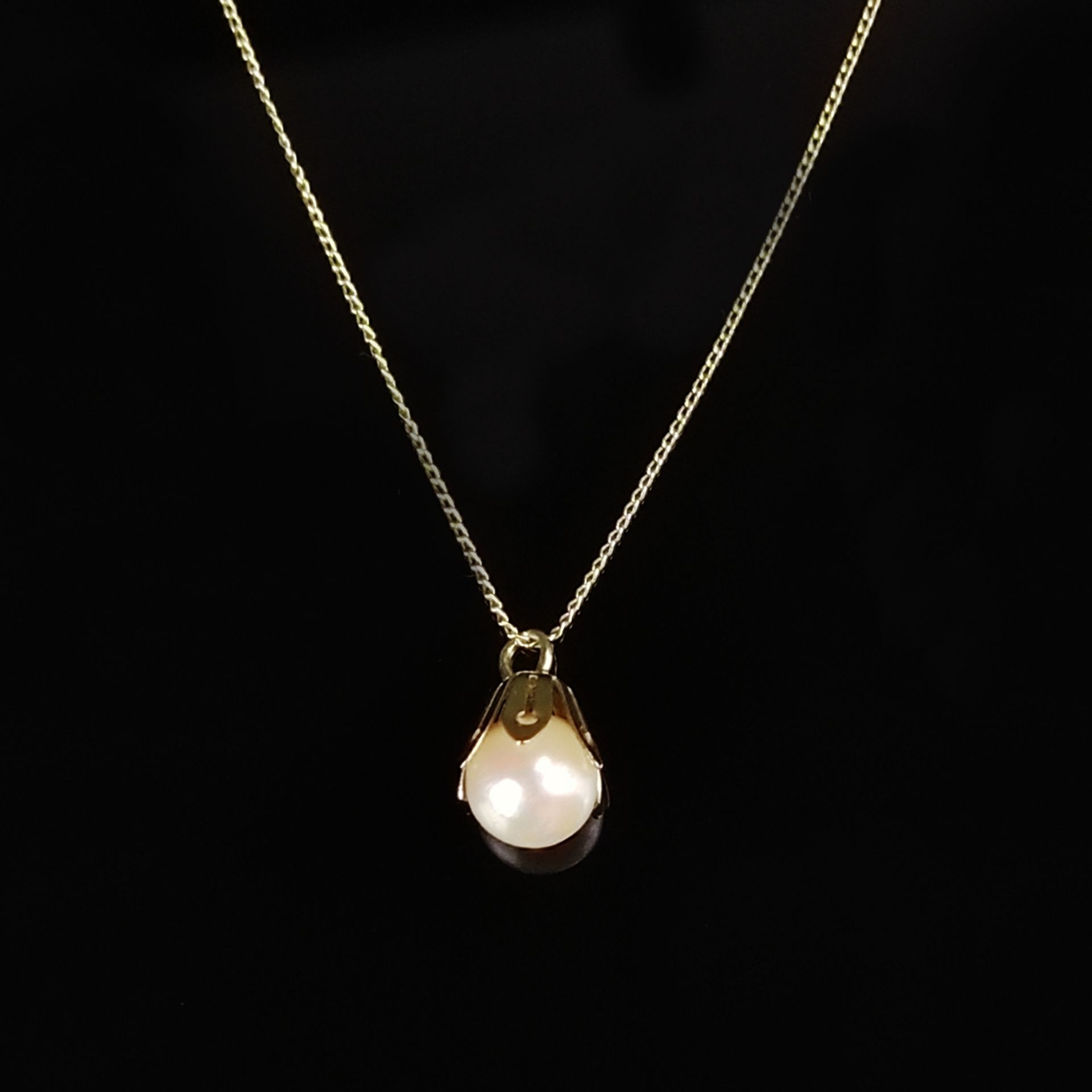 Pearl pendant on fine chain, 585/14K yellow gold (tested and hallmarked), total weight 1.95g, ring 
