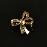 Small brooch, 585/14K yellow gold (hallmarked), 2.6g, made as a bow, measures approx. 23x22.5mm