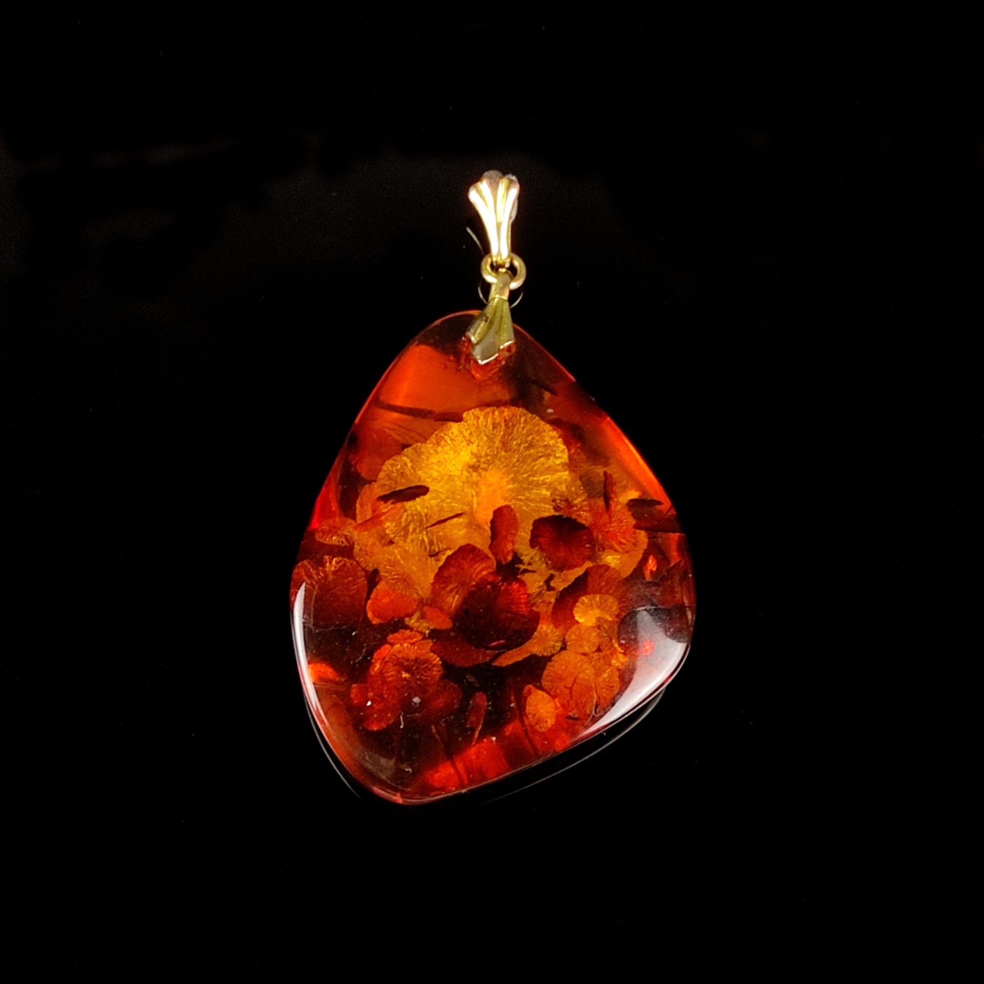 Amber pendant, Andreas Daub jewellery, 9.1g, large, teardrop-shaped amber pendant with natural incl