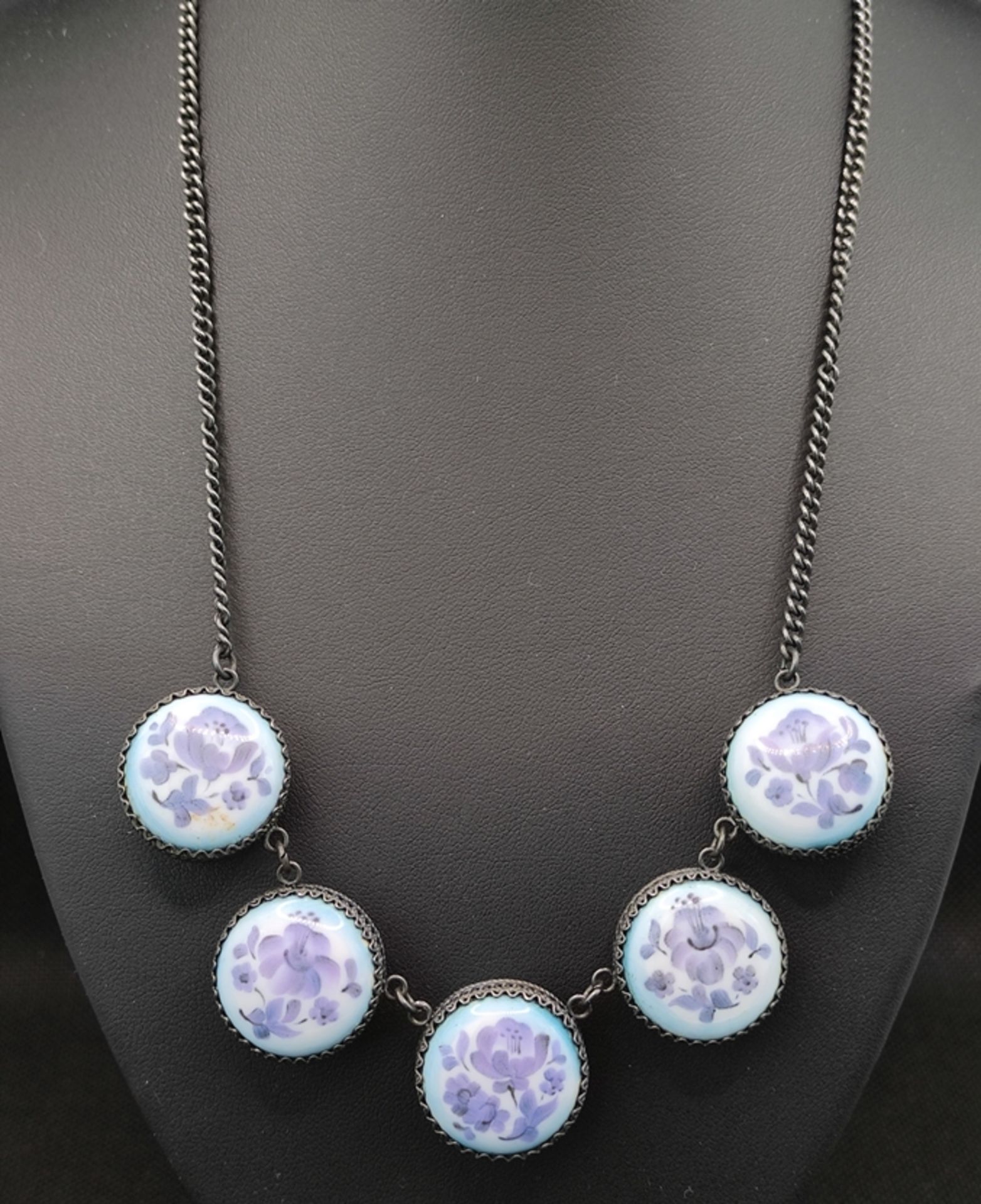 Porcelain necklace, middle part with 5 elements, these are decorated with purple flowers, length 48 - Image 2 of 4