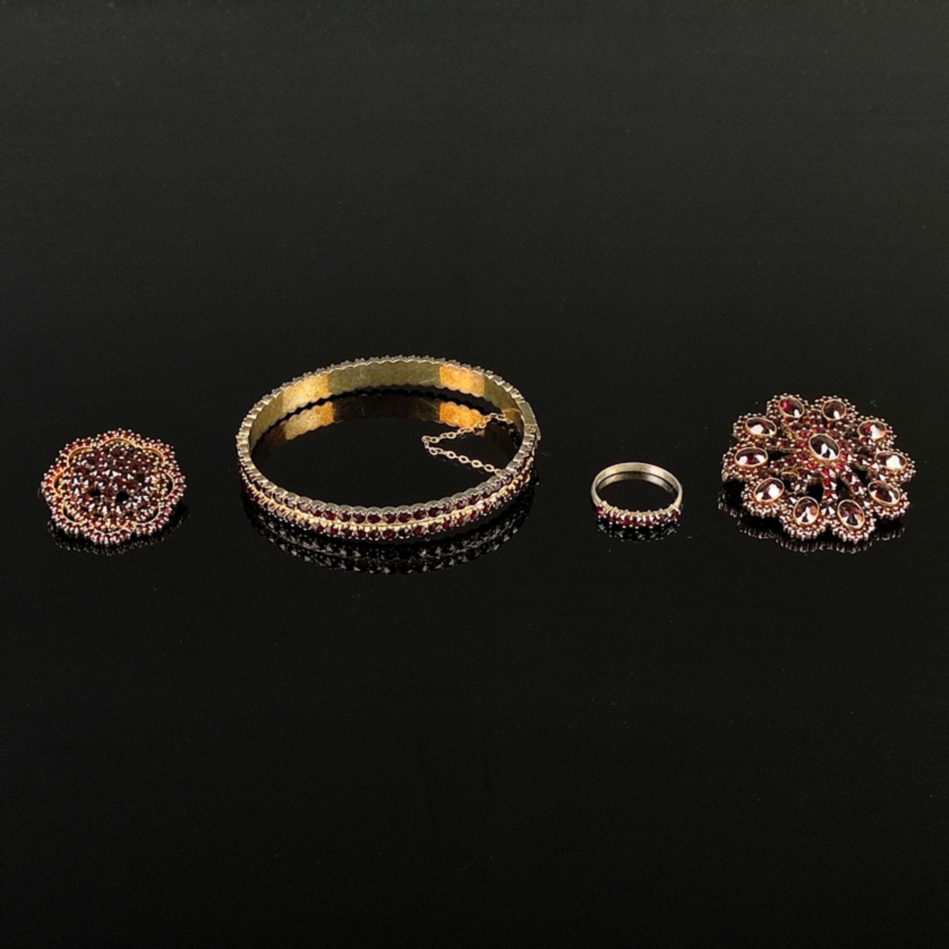 Lot of antique garnet jewellery, 4 pieces, silver 900 gilt (all hallmarked), total weight 52,7g, co
