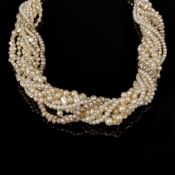 Perlencollier, 9-strängig, Steckschließe 750/18K Weißgold (Zwischenteil) besetzt mit 30 Diamanten i