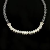 Designer-Perl-Collier, Silber 925, 20g, Mittelteil mit 18 weißen Zuchtperlen, an schwarzem Lederban