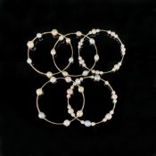 5 Perlenarmreife, 750/18K Weiß-, Rot- und Gelbgold (getestet), Gesamtgewicht 77,3g, Reife mit versc