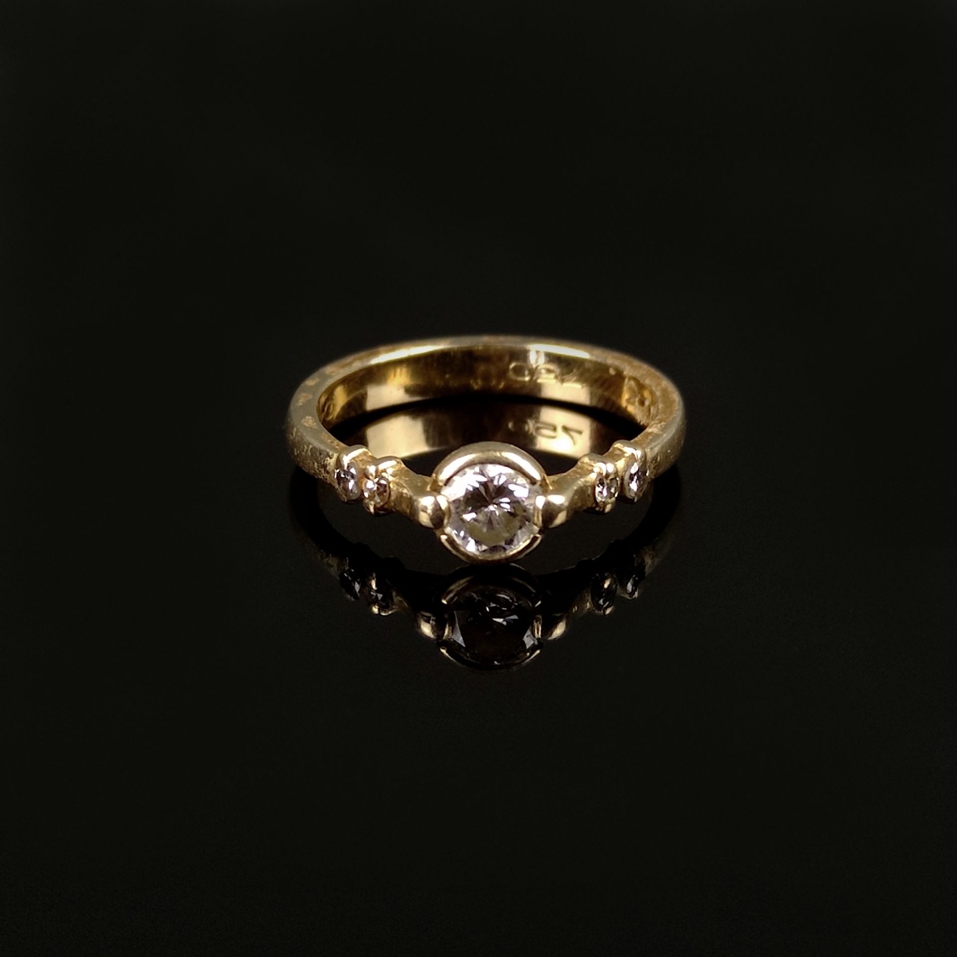 Diamant Ring, 750/18K Gelbgold (punziert), 3,52g, mittig Diamant um 0,43ct., beidseitig je 2 Diaman - Bild 2 aus 4