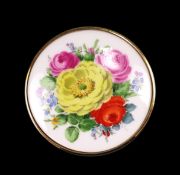 Meissen-Brosche/Anhänger, große runde Porzellanplakette handbemalt mit polychromen Blütendekor, ein