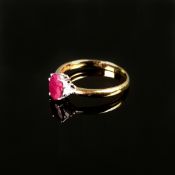 Rubin Diamant Ring, 750/18K Weiß-/ Gelbgold (punziert), 2,22g, mittig besetzt oval facettiertem Rub