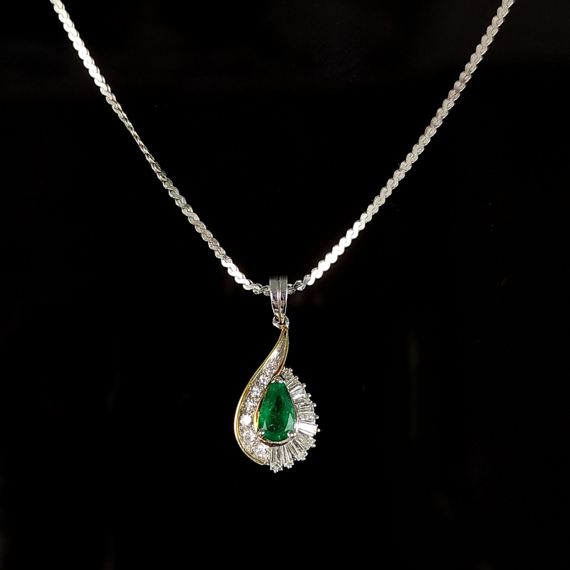 Smaragd-Diamant-Anhänger an Kette, Anhänger und Kette aus 585/14K Weiß- und Gelbgold (beides punzie