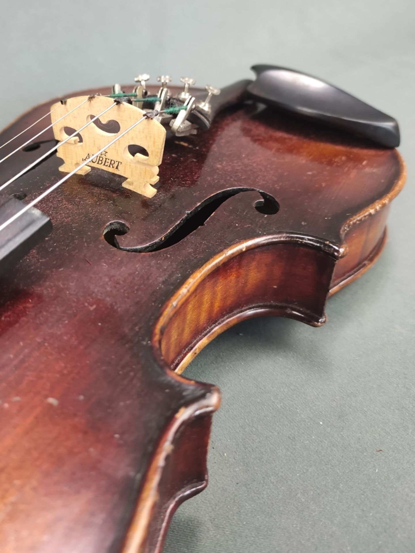Violin, marked "Aubert" on the bridge, inside with label "Jühling Dresden 1891", with chinrest, in  - Image 5 of 5