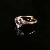 Feiner Diamant Saphir Ring, 585/14K Gelb- und Weißgold (punziert), 1,77g, mittig durchbrochen gearb