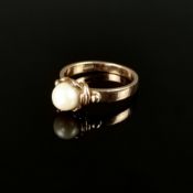 Perlenring, 585/14K Gelbgold (punziert), 5g, mittig eingesetzt eine Perle in Weiß von einem Durchme