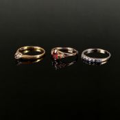 Konvolut aus 3 Ringen, einer ohne Stein, 750/18K (punziert), 1,78g, Ringgröße 56, einer mit kleinen