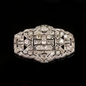 Große Art Deco Brosche, Platin, Gesamtgewicht 19,6g, besetzt mit 65 Diamanten: 20 Diamantrosen je c