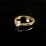 Diamant Ring, 750/18K Gelbgold (punziert), 3,52g, mittig Diamant um 0,43ct., beidseitig je 2 Diaman