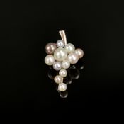 Perlen-Anhänger, 585/14K Weißgold (punziert), Gesamtgewicht 2,42g, traubenförmig angeordnete Perlen