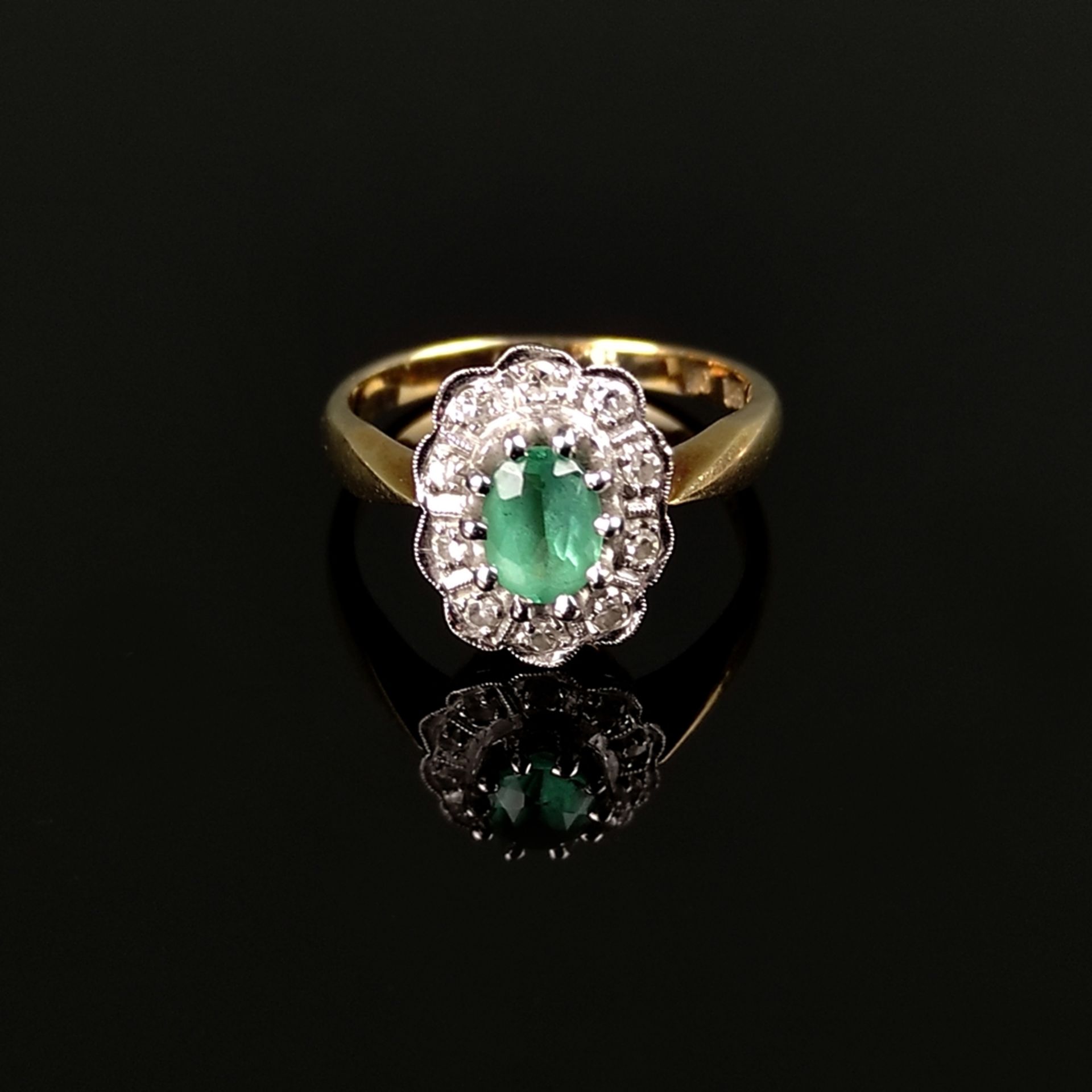 Smaragd-Diamantring, 585/14K Weiß-/Gelbgold (punziert), 3,59g, mittig besetzt mit facettiertem oval - Bild 2 aus 3