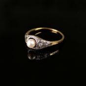 Feiner Art Deco Ring, 750/18K Weiß-/Gelbgold (getestet), 1,65g, mittig besetzt mit Perle um 4,1mm, 