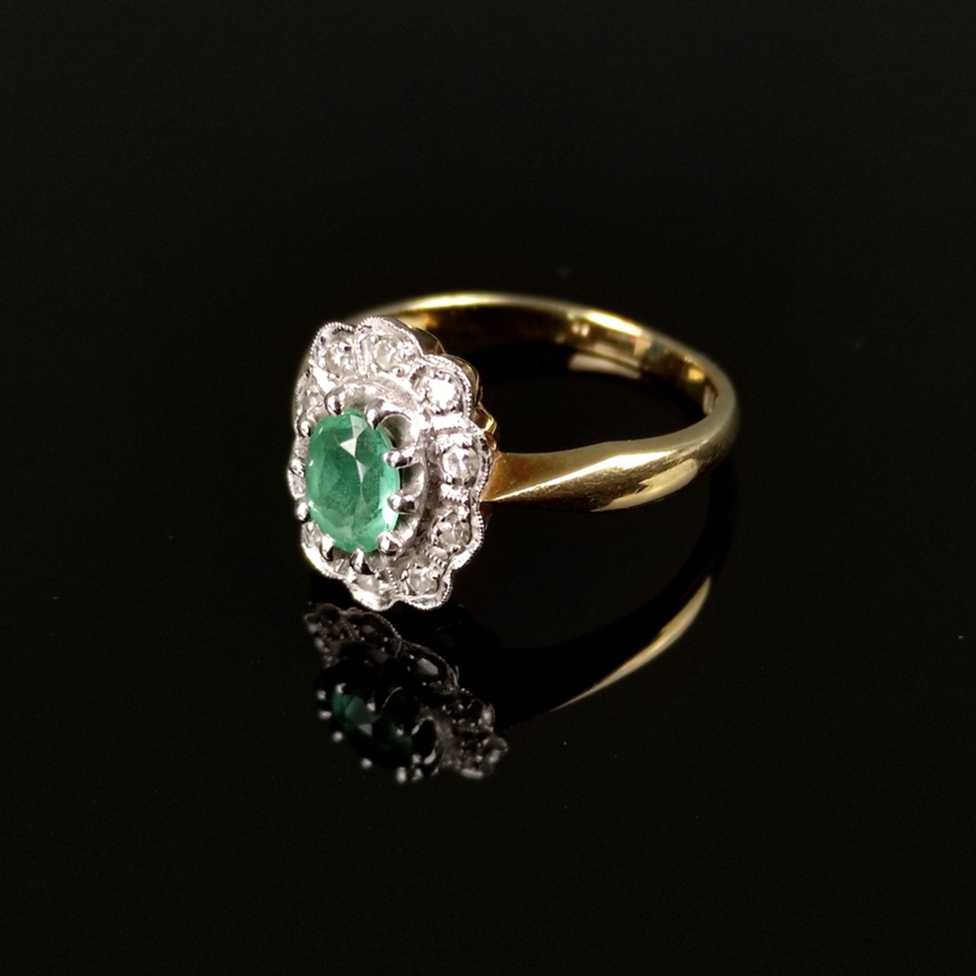 Smaragd-Diamantring, 585/14K Weiß-/Gelbgold (punziert), 3,59g, mittig besetzt mit facettiertem oval
