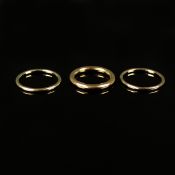 Lot 3 Goldringe, einer 750/18K Gelbgold (punziert), 4,5g, Ringgröße 49 und zwei identische Ringe, 5