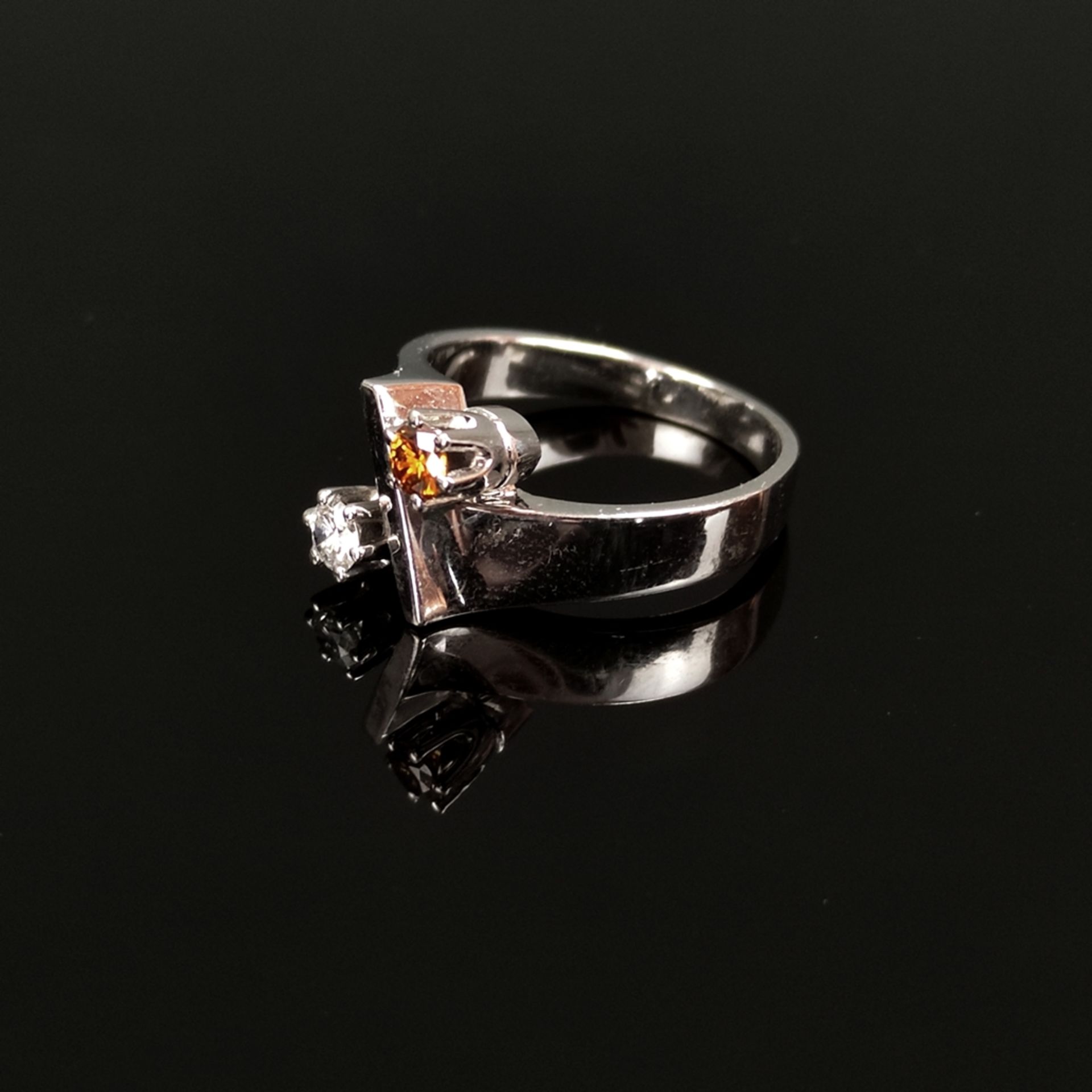 Fancy Diamant Design Ring, 585/14K Weißgold (punziert), 5,43g, Vorderseite mit zwei Brillanten, ein