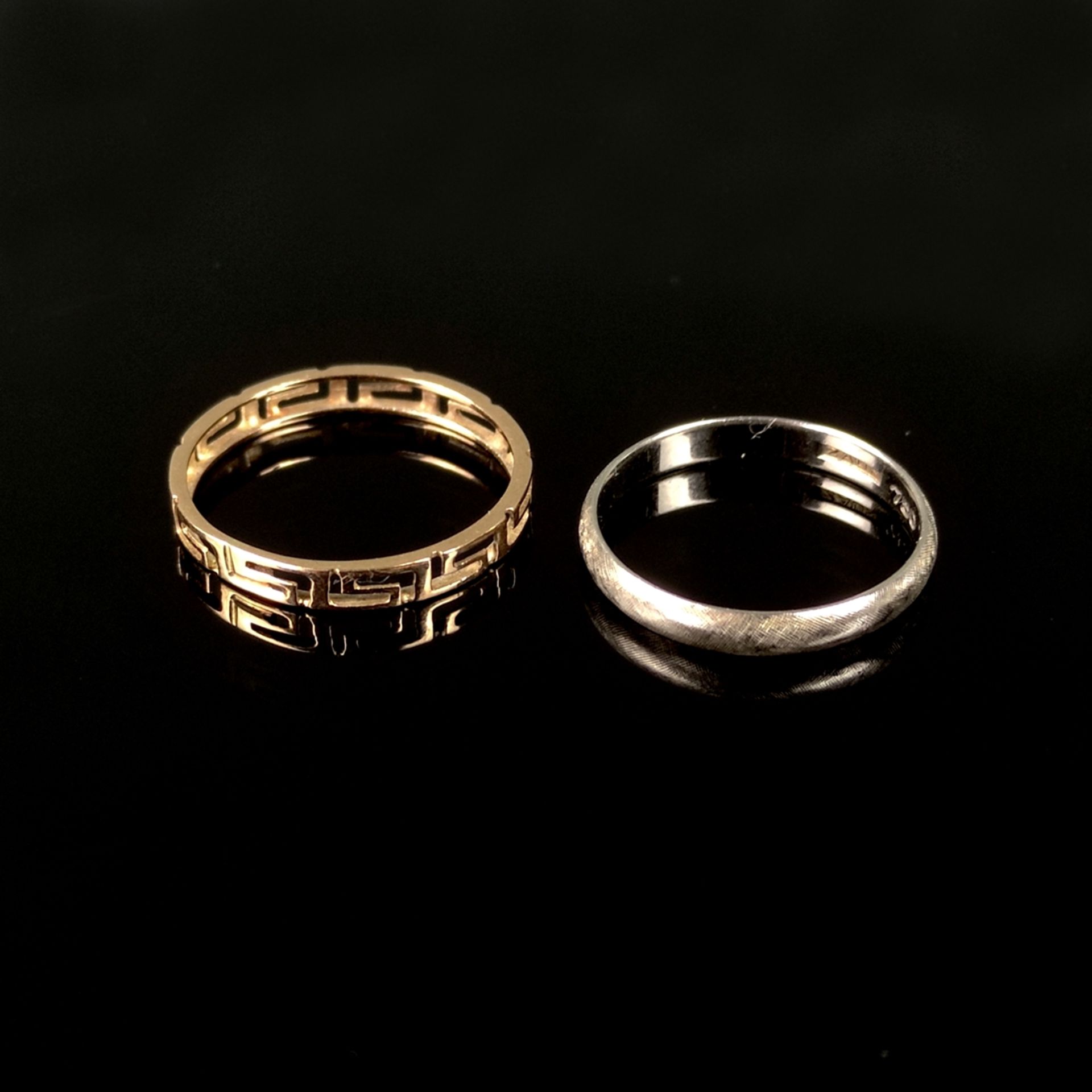 Zwei Bandringe, einer 750/18K Weißgold (punziert), 1,9g, Ringgröße 54 und einer mit durchbrochenem 
