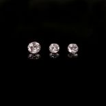 3 Diamanten im Brillantschliff, 1x0,59ct VS / H, und 2x0,33ct VS / H