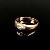 Brillant-Ring, 750/18K Gelbgold (punziert), 5,31g, verbreiterte Schauseite besetzt mit 3 Brillanten