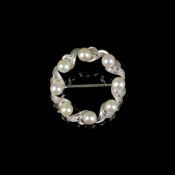 Perlen- Diamant- Brosche, 750/18K Weißgold (punziert), Gesamtgewicht 6,36g, besetzt mit 8 Perlen un