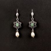 Smaragd-Perlohrringe, Silber 925, 5,8g, Klappohrbügel mit abgehängten Sternen, die in ihrem Zentrum
