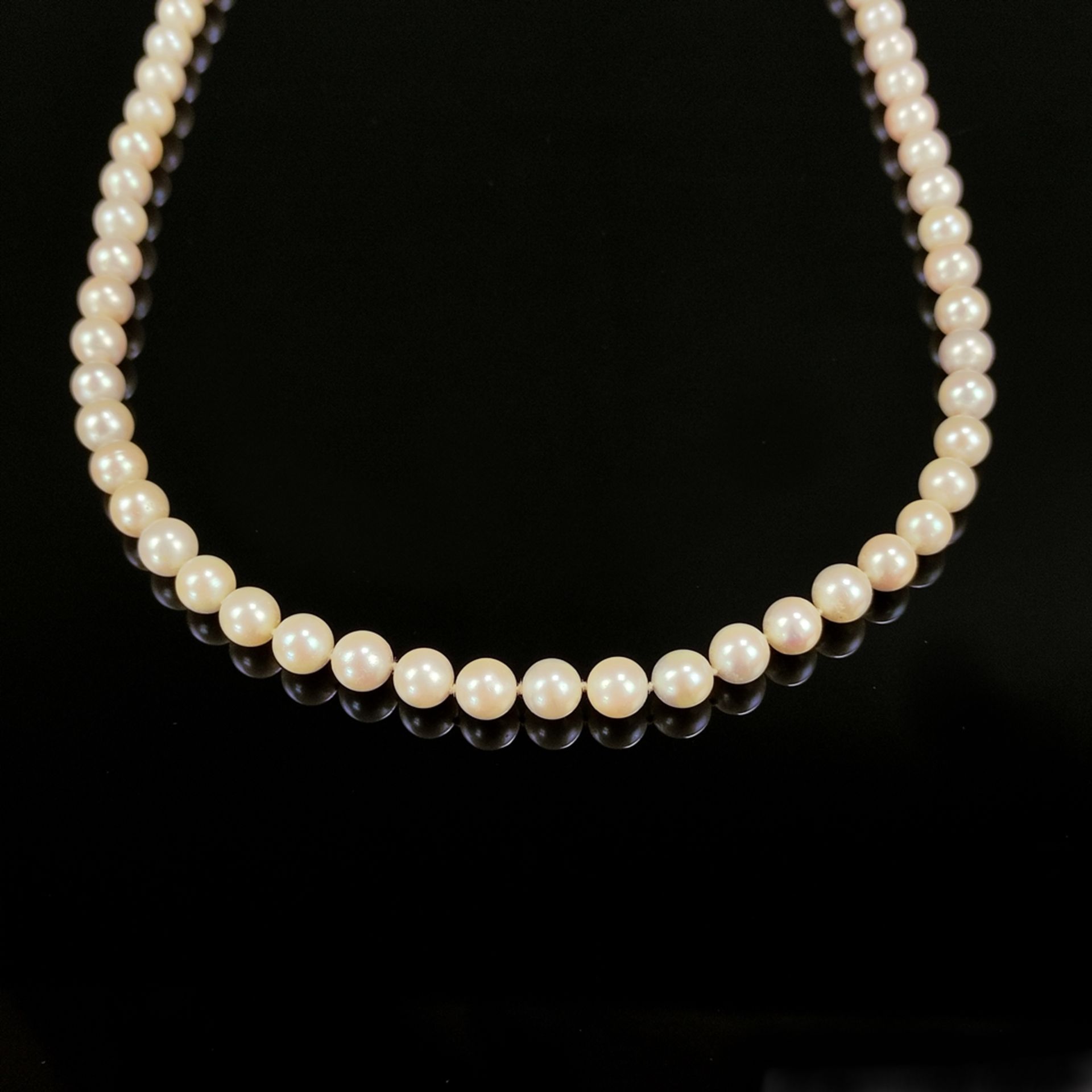 Perlenkette, 585/14K Gelb-/ Weißgold Kugelschließe (punziert), Gesamtgewicht 40,6g, Perlen im Durch