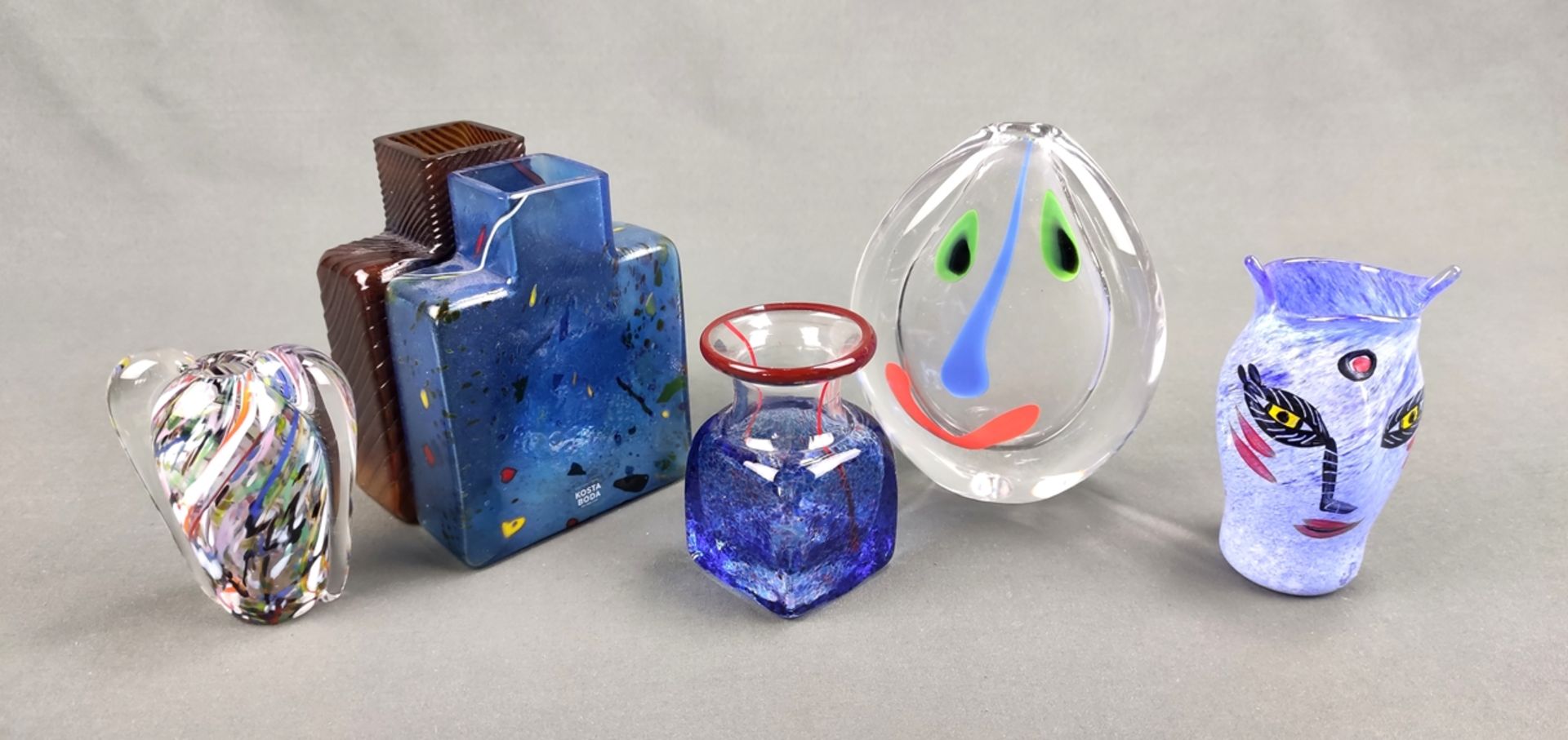 Design glass collection, Kosta Boda, 17 different artist vases and objects, all signed, as well as  - Image 4 of 9