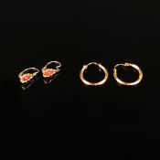 Zwei Paar Ohrringe, bestehend aus kleinen Hängern mit Koralle, 333/8K Gelbgold, Länge Schauseite ca