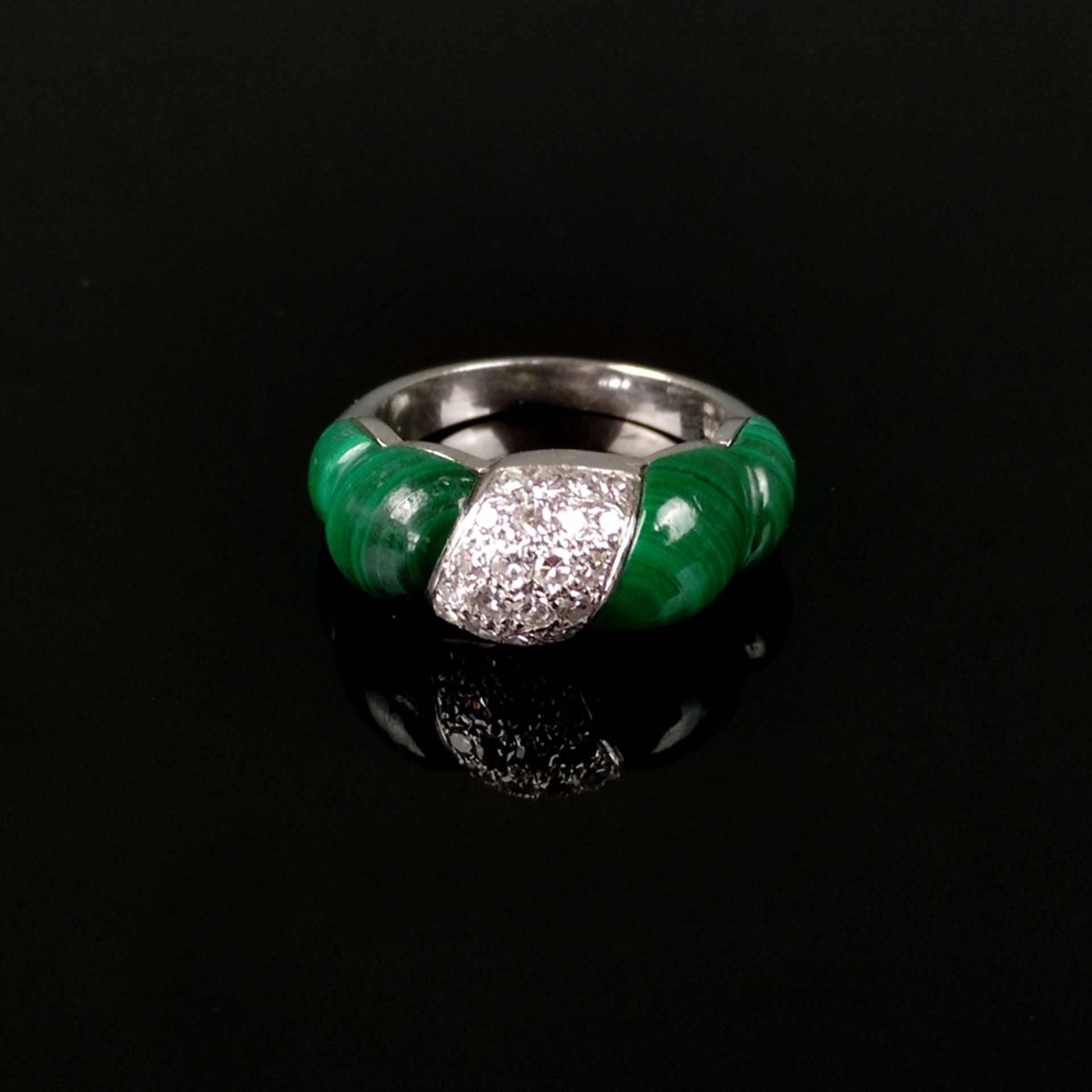 Brillant Malachit Ring, 590 Palladium (punziert), 7,8g, Mittelstück mit 32 kleinen eingefassten Dia - Bild 2 aus 3