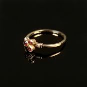 Feiner Rubin- Ring, 750/18K Gelbgold (punziert), 1,34g, mittig besetzt mit drei rund facettierten R