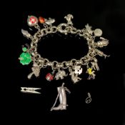 Ausgefallenes Charms Armband, Silber 925 (punziert), Gesamtgewicht 83,62g, 23 Charms in verschieden