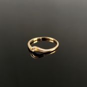 Feiner Diamant-Goldring, 585/14K Gelbgold (punziert), 1,82g, Ring mit geschwungener Schauseite, mit
