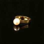 Vintage Perlen-Ring, 585/14K Gelbgold (punziert), 3,58g, mittig besetzt mit einer weißen Zuchtperle