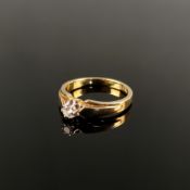 Diamant-Goldring, 585/14K Gelbgold (punziert), 3,36g, mittig Brillant von ca. 0,1ct., Ringgröße 55 