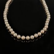 Lange Perlenkette, Schließe 585/14K (punziert), aus Perlen in weißem Lüster, Durchmesser ca. 7,3mm,